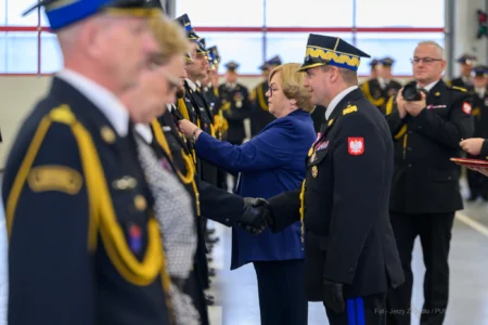Zdjęcie przedstawia uczestników strażackiej uroczystości z okazji Święta Niepodległości