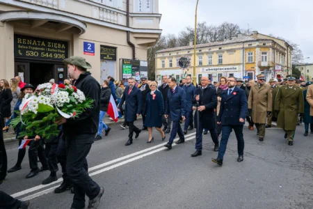 Podczas uroczystości na Placu Wolności w Rzeszowie mieszkańcy wspólnie z parlamentarzystami, przedstawicielami władz samorządowych, służb mundurowych, instytucji, środowisk kombatanckich uczcili 107. rocznicę odzyskania przez Polskę niepodległości.