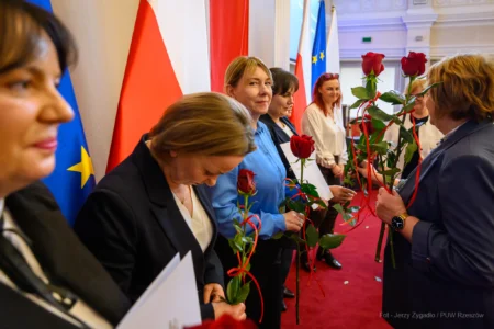 Zdjęcie przedstawia uczestników uroczystości z okazji Dnia Pracownika Socjalnego