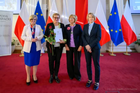 Zdjęcie przedstawia uczestników uroczystości z okazji jubileuszu uniwersytetów trzeciego wieku