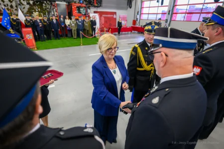 Zdjęcie przedstawia uczestników strażackiej uroczystości z okazji Święta Niepodległości