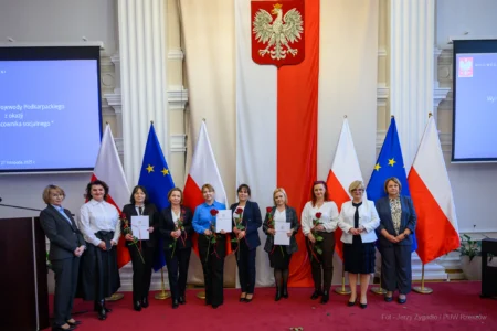 Zdjęcie przedstawia uczestników uroczystości z okazji Dnia Pracownika Socjalnego