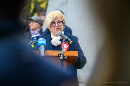 Podczas uroczystości na Placu Wolności w Rzeszowie mieszkańcy wspólnie z parlamentarzystami, przedstawicielami władz samorządowych, służb mundurowych, instytucji, środowisk kombatanckich uczcili 107. rocznicę odzyskania przez Polskę niepodległości.