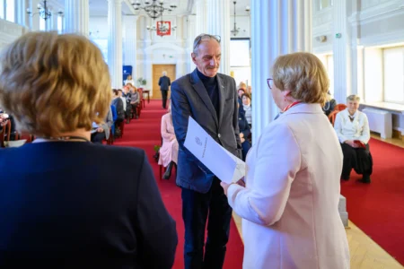 Zdjęcie przedstawia uczestników uroczystości z okazji jubileuszu uniwersytetów trzeciego wieku