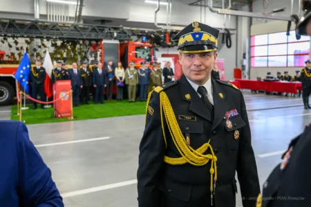 Zdjęcie przedstawia uczestników strażackiej uroczystości z okazji Święta Niepodległości