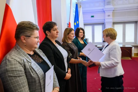 Zdjęcie przedstawia uczestników uroczystości z okazji Dnia Pracownika Socjalnego