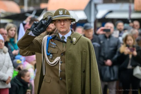 Podczas uroczystości na Placu Wolności w Rzeszowie mieszkańcy wspólnie z parlamentarzystami, przedstawicielami władz samorządowych, służb mundurowych, instytucji, środowisk kombatanckich uczcili 107. rocznicę odzyskania przez Polskę niepodległości.