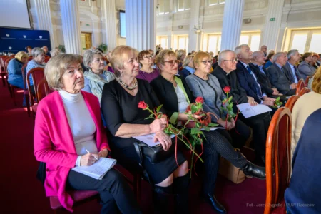 Zdjęcie przedstawia uczestników uroczystości z okazji jubileuszu uniwersytetów trzeciego wieku