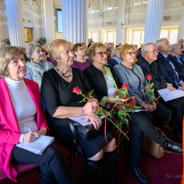 Zdjęcie przedstawia uczestników uroczystości z okazji jubileuszu uniwersytetów trzeciego wieku