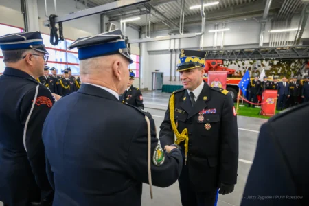 Zdjęcie przedstawia uczestników strażackiej uroczystości z okazji Święta Niepodległości