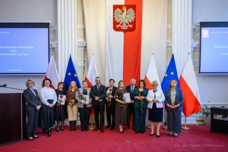Zdjęcie przedstawia uczestników uroczystości z okazji Dnia Pracownika Socjalnego