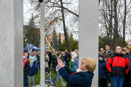 Podczas uroczystości na Placu Wolności w Rzeszowie mieszkańcy wspólnie z parlamentarzystami, przedstawicielami władz samorządowych, służb mundurowych, instytucji, środowisk kombatanckich uczcili 107. rocznicę odzyskania przez Polskę niepodległości.