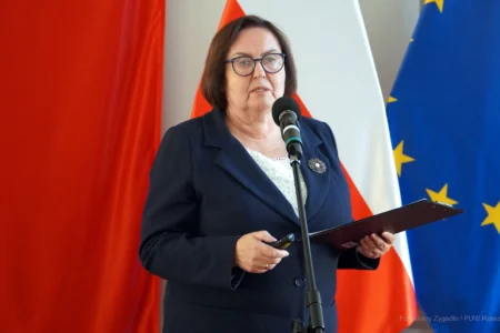 Zdjęcie przedstawia uczestników uroczystości z okazji jubileuszu uniwersytetów trzeciego wieku