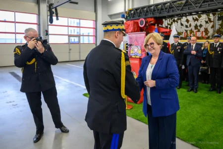 Zdjęcie przedstawia uczestników strażackiej uroczystości z okazji Święta Niepodległości