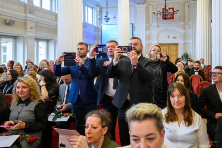 Zdjęcie przedstawia uczestników uroczystości z okazji Dnia Pracownika Socjalnego