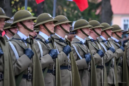 Podczas uroczystości na Placu Wolności w Rzeszowie mieszkańcy wspólnie z parlamentarzystami, przedstawicielami władz samorządowych, służb mundurowych, instytucji, środowisk kombatanckich uczcili 107. rocznicę odzyskania przez Polskę niepodległości.