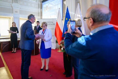 Zdjęcie przedstawia uczestników uroczystości z okazji jubileuszu uniwersytetów trzeciego wieku