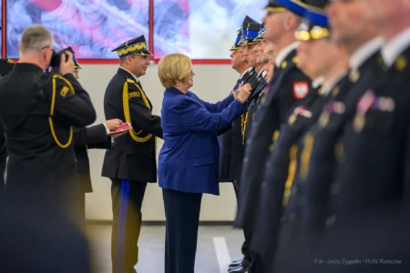 Zdjęcie przedstawia uczestników strażackiej uroczystości z okazji Święta Niepodległości