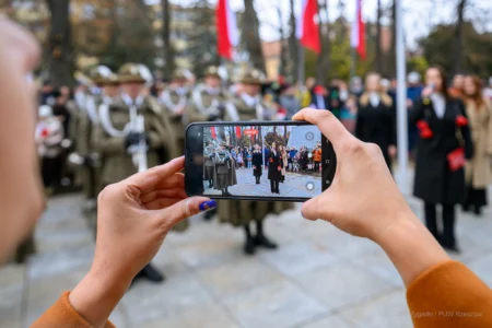 Podczas uroczystości na Placu Wolności w Rzeszowie mieszkańcy wspólnie z parlamentarzystami, przedstawicielami władz samorządowych, służb mundurowych, instytucji, środowisk kombatanckich uczcili 107. rocznicę odzyskania przez Polskę niepodległości.