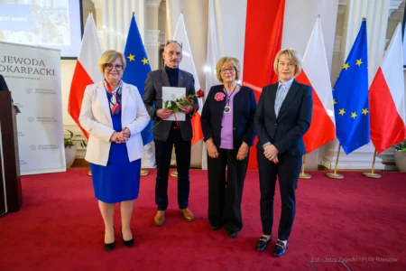 Zdjęcie przedstawia uczestników uroczystości z okazji jubileuszu uniwersytetów trzeciego wieku