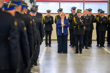 Zdjęcie przedstawia uczestników strażackiej uroczystości z okazji Święta Niepodległości