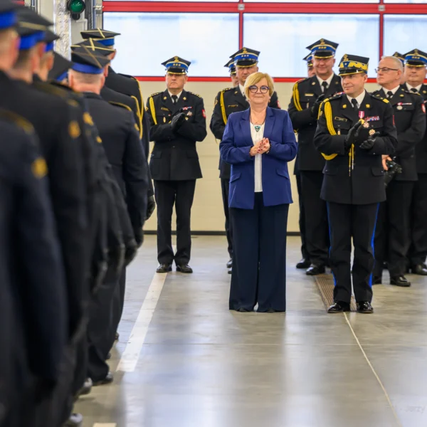 Zdjęcie przedstawia uczestników strażackiej uroczystości z okazji Święta Niepodległości