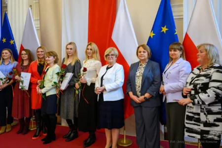 Zdjęcie przedstawia uczestników uroczystości z okazji Dnia Pracownika Socjalnego