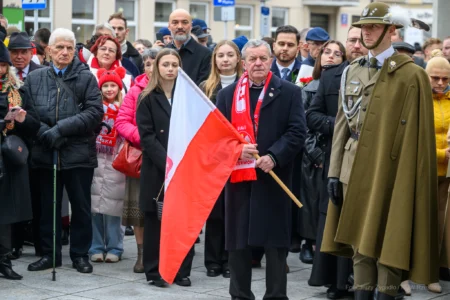Podczas uroczystości na Placu Wolności w Rzeszowie mieszkańcy wspólnie z parlamentarzystami, przedstawicielami władz samorządowych, służb mundurowych, instytucji, środowisk kombatanckich uczcili 107. rocznicę odzyskania przez Polskę niepodległości.