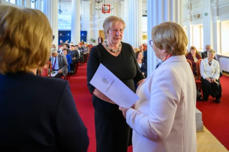 Zdjęcie przedstawia uczestników uroczystości z okazji jubileuszu uniwersytetów trzeciego wieku