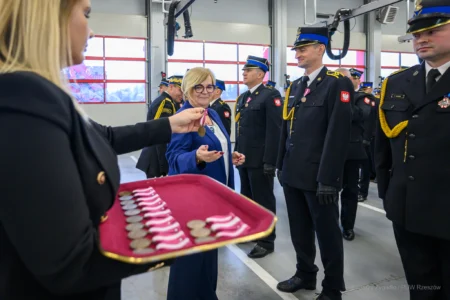 Zdjęcie przedstawia uczestników strażackiej uroczystości z okazji Święta Niepodległości