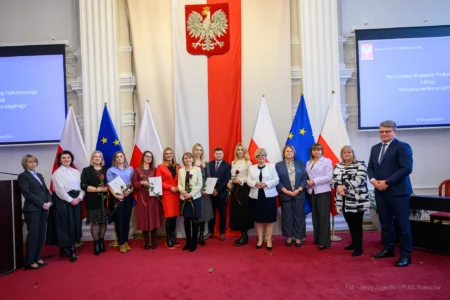 Zdjęcie przedstawia uczestników uroczystości z okazji Dnia Pracownika Socjalnego