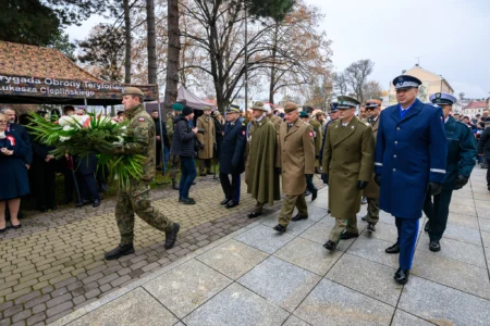 Podczas uroczystości na Placu Wolności w Rzeszowie mieszkańcy wspólnie z parlamentarzystami, przedstawicielami władz samorządowych, służb mundurowych, instytucji, środowisk kombatanckich uczcili 107. rocznicę odzyskania przez Polskę niepodległości.