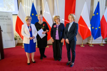 Zdjęcie przedstawia uczestników uroczystości z okazji jubileuszu uniwersytetów trzeciego wieku