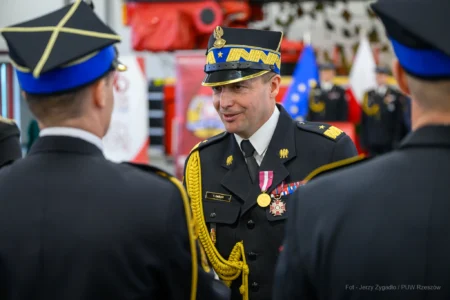 Zdjęcie przedstawia uczestników strażackiej uroczystości z okazji Święta Niepodległości