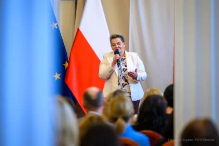 Zdjęcie przedstawia uczestników uroczystości z okazji Dnia Pracownika Socjalnego