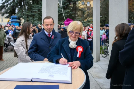 Podczas uroczystości na Placu Wolności w Rzeszowie mieszkańcy wspólnie z parlamentarzystami, przedstawicielami władz samorządowych, służb mundurowych, instytucji, środowisk kombatanckich uczcili 107. rocznicę odzyskania przez Polskę niepodległości.