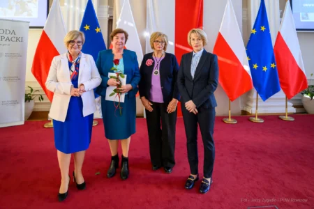 Zdjęcie przedstawia uczestników uroczystości z okazji jubileuszu uniwersytetów trzeciego wieku