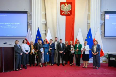 Zdjęcie przedstawia uczestników uroczystości z okazji Dnia Pracownika Socjalnego