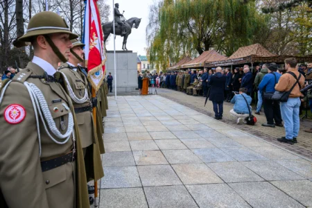 Podczas uroczystości na Placu Wolności w Rzeszowie mieszkańcy wspólnie z parlamentarzystami, przedstawicielami władz samorządowych, służb mundurowych, instytucji, środowisk kombatanckich uczcili 107. rocznicę odzyskania przez Polskę niepodległości.