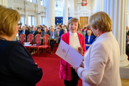 Zdjęcie przedstawia uczestników uroczystości z okazji jubileuszu uniwersytetów trzeciego wieku