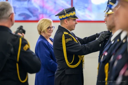 Zdjęcie przedstawia uczestników strażackiej uroczystości z okazji Święta Niepodległości