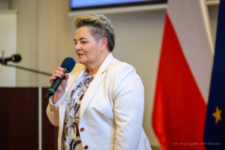 Zdjęcie przedstawia uczestników uroczystości z okazji Dnia Pracownika Socjalnego