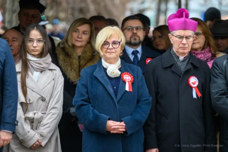 Podczas uroczystości na Placu Wolności w Rzeszowie mieszkańcy wspólnie z parlamentarzystami, przedstawicielami władz samorządowych, służb mundurowych, instytucji, środowisk kombatanckich uczcili 107. rocznicę odzyskania przez Polskę niepodległości.
