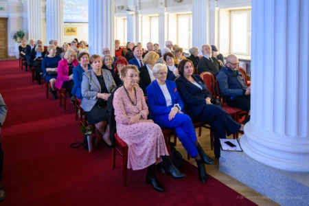 Zdjęcie przedstawia uczestników uroczystości z okazji jubileuszu uniwersytetów trzeciego wieku