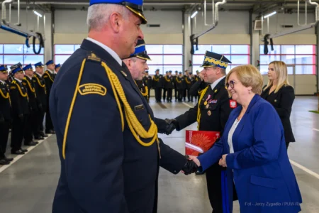 Zdjęcie przedstawia uczestników strażackiej uroczystości z okazji Święta Niepodległości