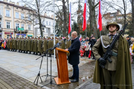 Podczas uroczystości na Placu Wolności w Rzeszowie mieszkańcy wspólnie z parlamentarzystami, przedstawicielami władz samorządowych, służb mundurowych, instytucji, środowisk kombatanckich uczcili 107. rocznicę odzyskania przez Polskę niepodległości.