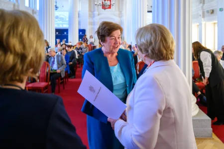 Zdjęcie przedstawia uczestników uroczystości z okazji jubileuszu uniwersytetów trzeciego wieku