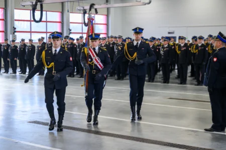 Zdjęcie przedstawia uczestników strażackiej uroczystości z okazji Święta Niepodległości