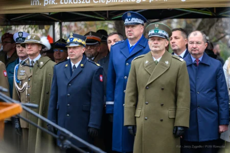 Podczas uroczystości na Placu Wolności w Rzeszowie mieszkańcy wspólnie z parlamentarzystami, przedstawicielami władz samorządowych, służb mundurowych, instytucji, środowisk kombatanckich uczcili 107. rocznicę odzyskania przez Polskę niepodległości.