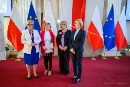 Zdjęcie przedstawia uczestników uroczystości z okazji jubileuszu uniwersytetów trzeciego wieku